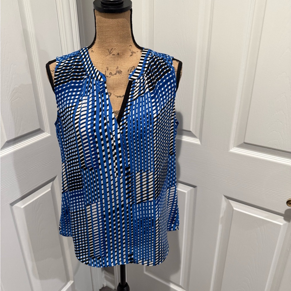 Banana Republic Women's Blue and Black Patterned Blouse Shirt. Size Medium.